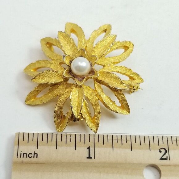 Vintage Gold Tone Flower Brooch with Faux Pearl Center, Floral Retro Pin, Estate - Picture 4 of 5